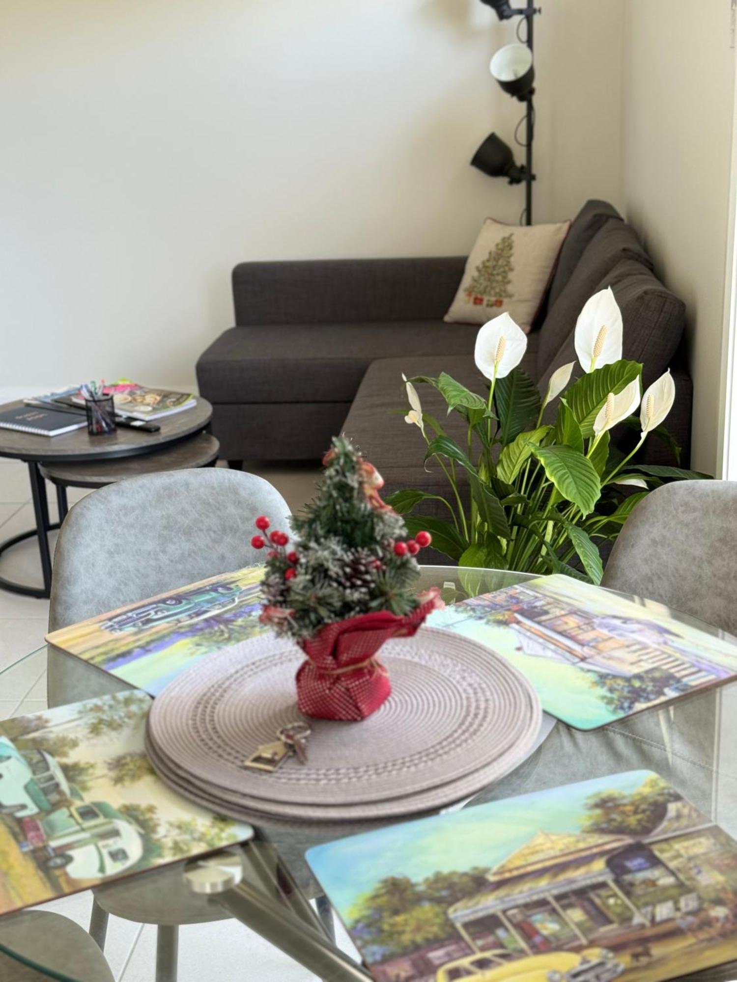 Cosy Sunlit Away From Villa Baulkham Hills